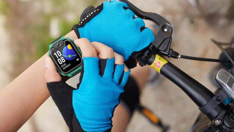 Trong trường hợp khẩn cấp, trẻ có thể nhấn giữ nút nguồn để thực hiện cuộc gọi SOS và gửi tọa độ tự động để nhận được sự hỗ trợ kịp thời