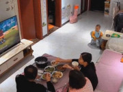 Tin tức - Tưởng vợ không nấu cơm cho mẹ chồng ăn, chồng lắp camera kín, bật khóc khi biết sự thật