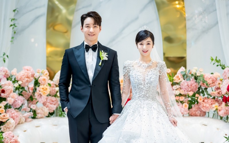 Mới đây, đám cưới của tài tử Shim Hyung Tak và người đẹp Nhật kém anh 18 tuổi Hirai Saya vừa chính thức được tổ chức.

