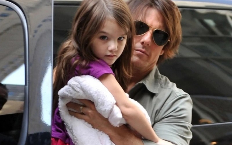 Mirror đưa tin Tom Cruise không đến thăm bất kỳ trụ sở nào của Scientology tại Anh trong suốt 3 năm qua dù anh đóng phim tại đây. Trong khi đó, chính Scientology được cho là khiến cho nam tài tử xa cách con gái.
