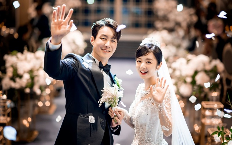 Được biết, đám cưới của Shim Hyung Tak được tổ chức tại một khách sạn lớn ở Seoul. Gia đình hai bên và bạn bè thân thiết đều có mặt để chúc phúc cho cặp đôi.
