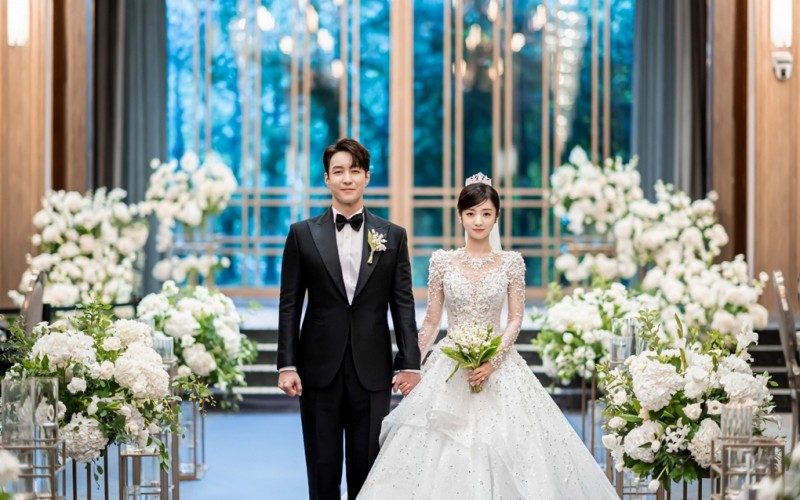 Chia sẻ trên trang cá nhân, Shim Hyung Tak viết: "Tôi hạnh phúc khi có được Saya, một cô gái thông minh và đáng yêu, làm vợ. Sau khi khóc trong đám cưới, tôi hứa sẽ trở thành một người chồng mạnh mẽ của Saya và gia đình chúng tôi".
