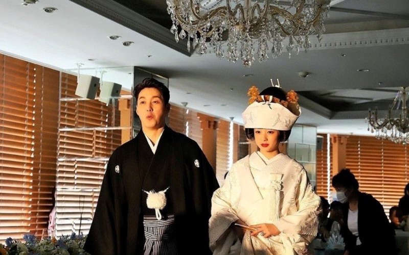 Trước đó, Shim Hyung Tak và Hirai Saya đã tổ chức đám cưới theo phong cách truyền thống Nhật Bản. Dù chênh lệch nhau 18 tuổi nhưng cả hai khá đẹp đôi khi ở bên nhau. Khán giả dành nhiều lời khen cho nhan sắc xinh đẹp của cô dâu. 
