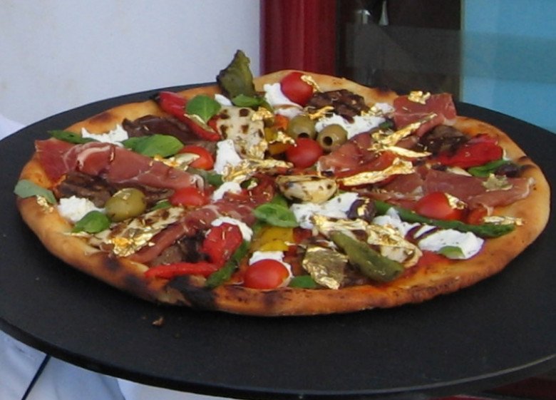 View - Trong những chiếc pizza đắt nhất thế giới có gì: Toàn nguyên liệu "đẳng cấp” nhất, giá lên tới gần 300 triệu