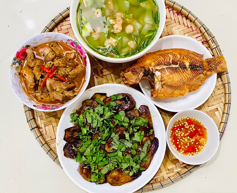 Canh bí đao nấu tôm - Thịt kho nước - Cá diêu Hồng nướng chấm mắm chanh tỏi - Cà tím sốt xì dầu.
