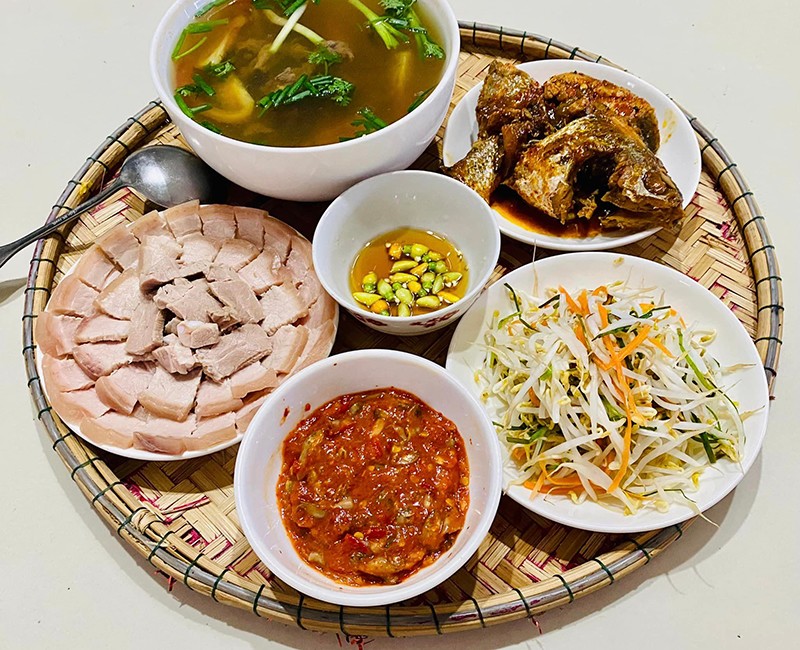 Canh thịt bò cà chua - Thịt luộc dưa giá chấm mắm rò - Cá biển kho cay.
