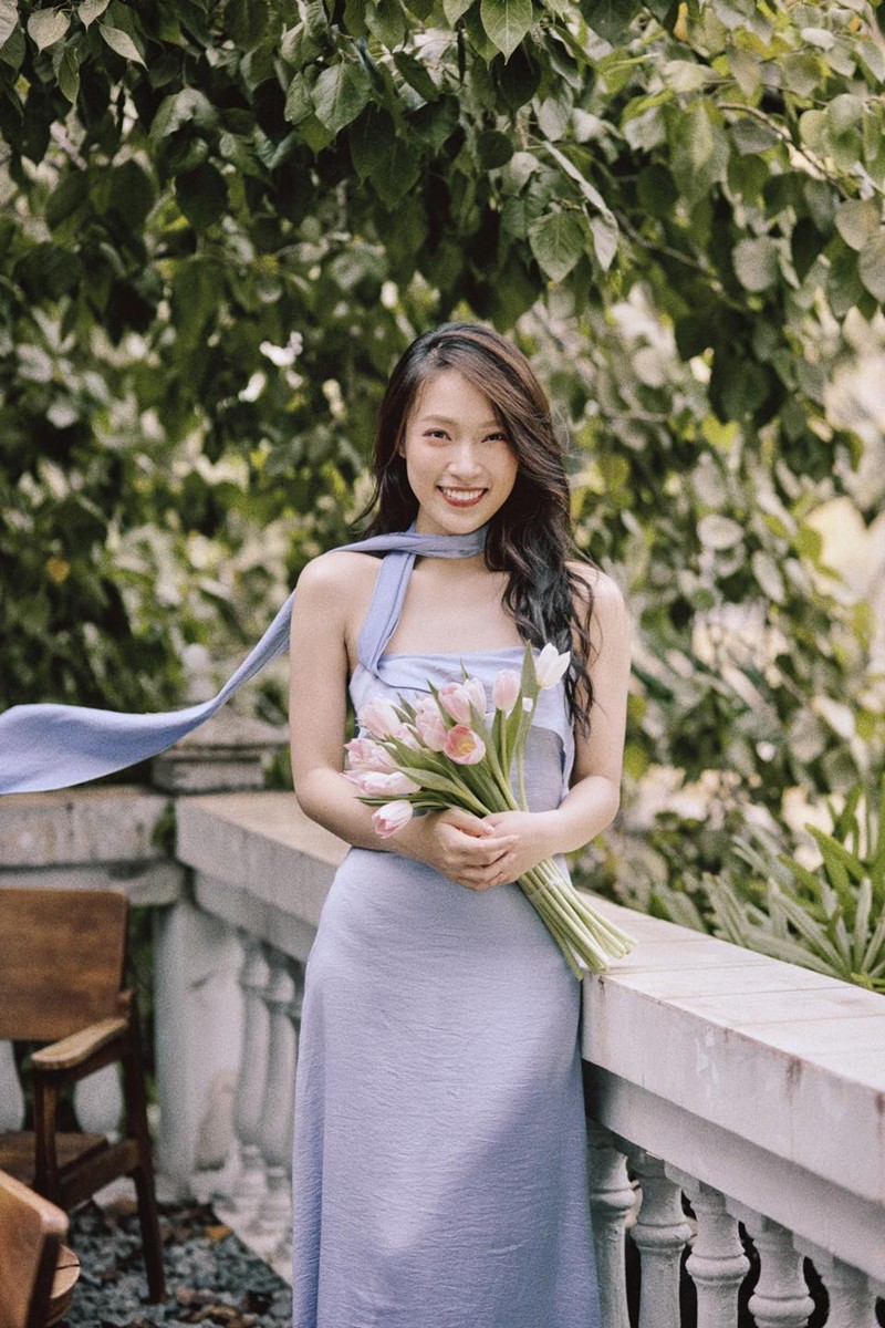 Khánh Vy là MC VTV đảm nhận vai trò dẫn dắt "Đường lên đỉnh Olympia" sau Diệp Chi. Cô cũng được nhiều người biết tới là hot vlogger, Youtuber với đông đảo lượt theo dõi.
