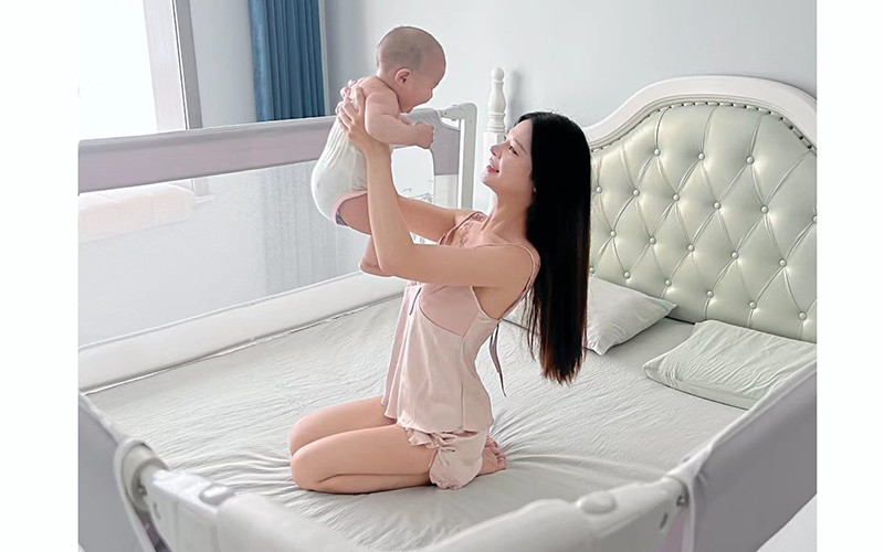 Những set áo và quần lụa cũng là món đồ được nhiều mẹ yêu thích, nhất là trong những ngày nắng nóng.
