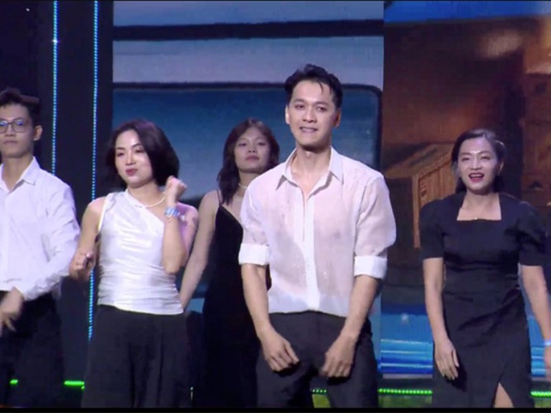 Tháng 6 vừa qua, Chủ tịch Ngân hàng ACB Trần Hùng Huy gây bão mạng sau đêm Gala với hình ảnh vừa đàn, hát, vừa thể hiện vũ đạo trên sâu khấu như một người chuyên nghiệp
