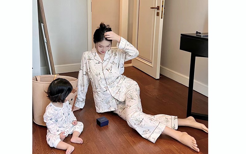 Những bộ pyjamas có lẽ là trang phục quen thuộc với nhiều mẹ bỉm.
