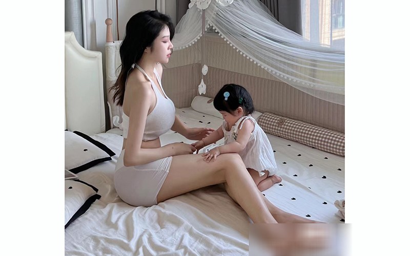 Đặc biệt, đây cũng là item giúp nhiều hot mom khoe trọn vóc dáng "cực phẩm" sau sinh của mình.
