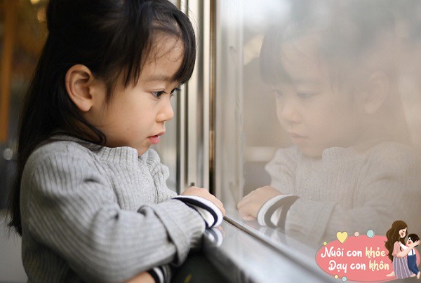 Nhiều đứa trẻ có tính cách rụt rè, không thích nói chuyện với bạn bè, điều này cần được bố mẹ quan tâm nhiều hơn.