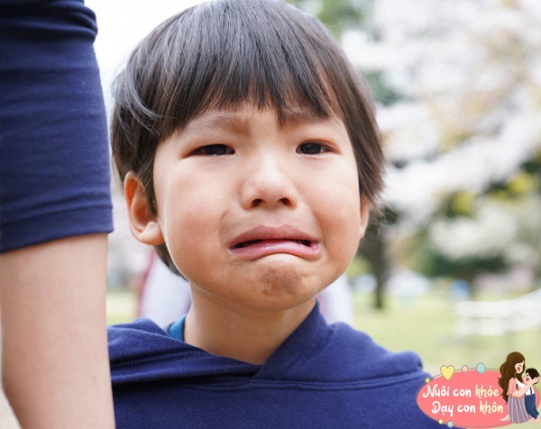 Đứa trẻ không tự tin khi giao tiếp thường khó xây dựng các mối quan hệ.