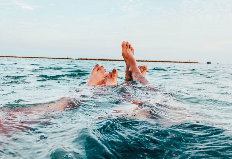 Quan hệ ở biển hay bể bơi cũng khiến da bạn và cả vùng nhạy cảm dễ bị kích ứng, khó chịu, thậm chí viêm nhiễm khi tiếp xúc với cát hay các chất khử trùng. 
