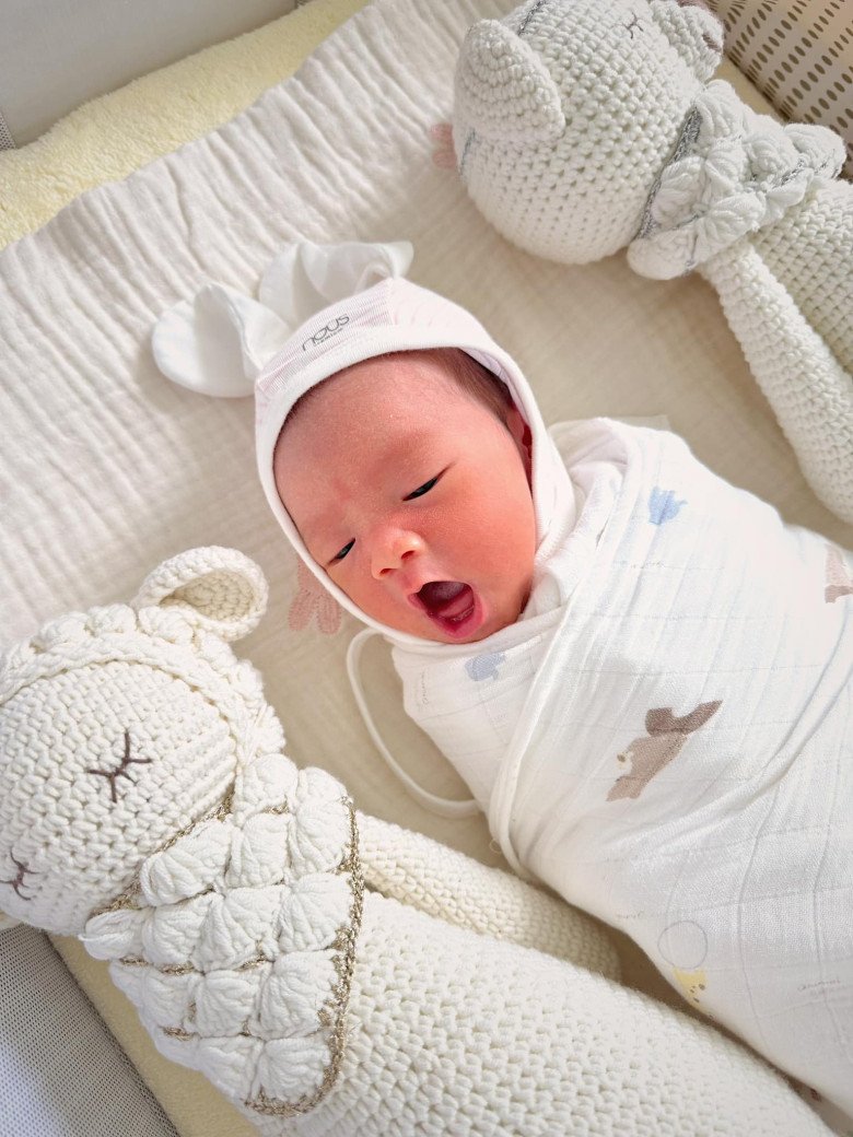 Cặp đôi amp;#34;chị hơn em 9 tuổiamp;#34; khoe em bé mới sinh, vừa đẻ xong dáng người đã thon thả - 3