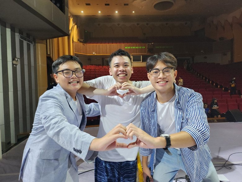 View - Choáng với số cân nặng hiện tại của Bi Béo - con trai Xuân Bắc ở tuổi 14, cảnh anh ruột mặc đồ phụ nữ gây sốt