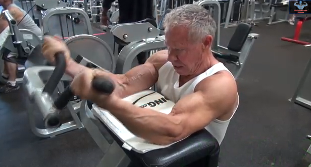 Ông thường xuyên đến phòng tập gym 3 lần trong tuần và dù 90 tuổi vẫn có thể nâng mức tạ tối đa hơn 100kg.