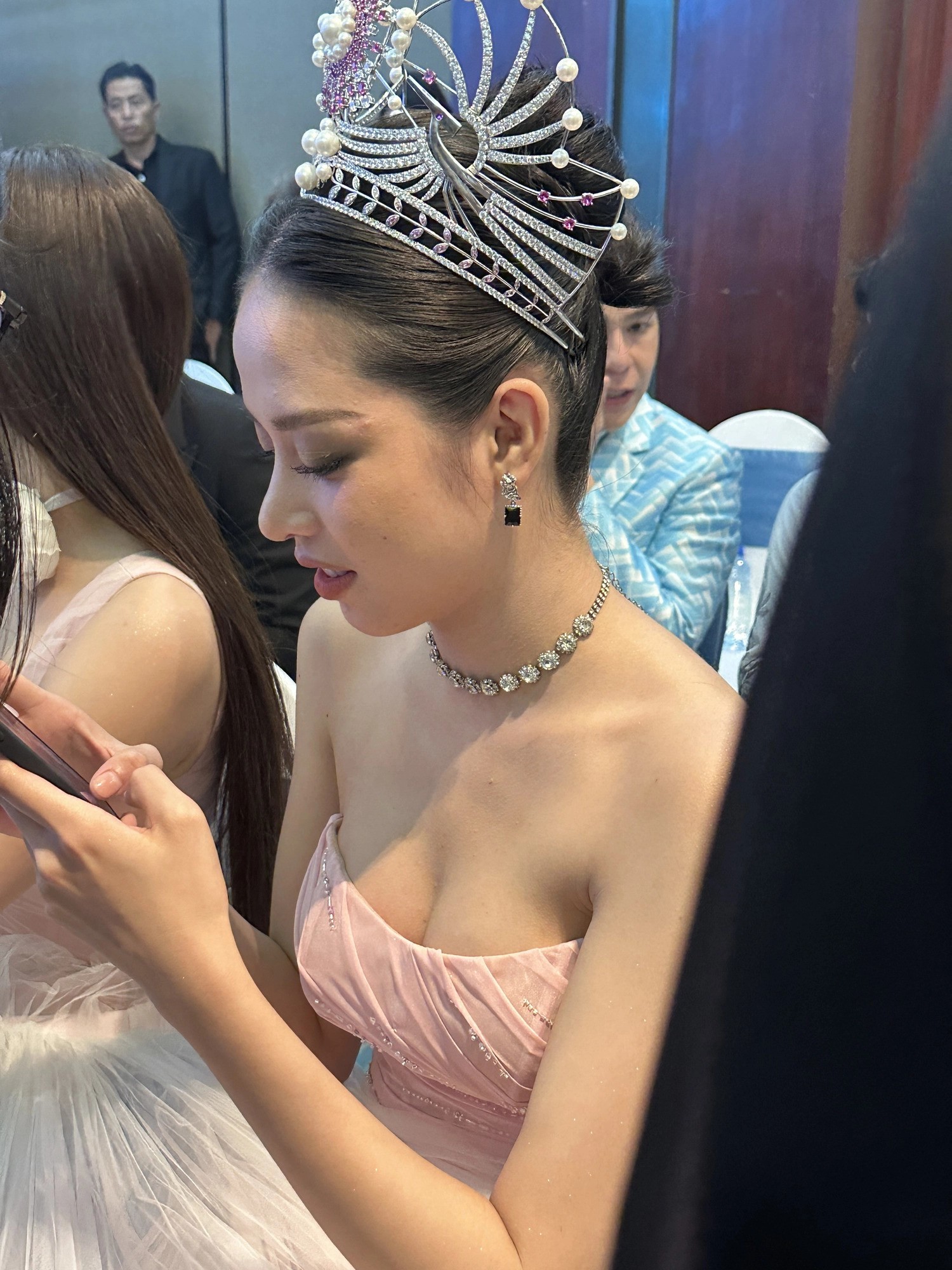 View - Vừa đăng quang đã dao kéo, Hoa hậu Thanh Thủy giờ đẹp chấp chụp lén, fan tiếc chưa được xuất khẩu