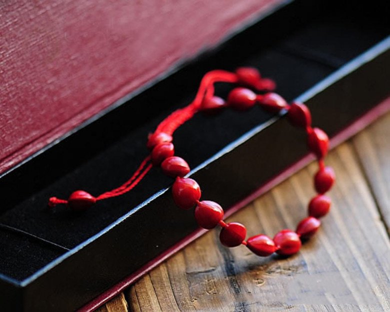 Hạt hồng đậu tương tư hay được dùng để kết vòng, trang sức