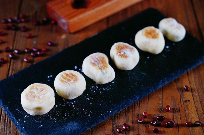 Bánh xảo quả (qiaoguo) mới là món ăn đặc trưng nhất cho ngày lễ Thất tịch ở Trung Quốc. Bánh được làm từ bột mì, đường, mật ong, vừng... nặn trong khuôn gỗ. Khi ăn, bánh có vị ngọt, vỏ giòn.