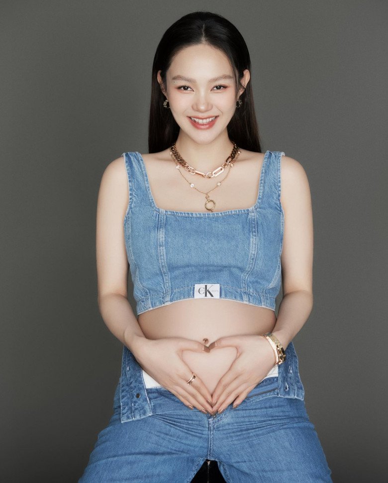 View - Minh Hằng hạ sinh con trai đầu lòng với chồng đại gia, mẹ bỉm tô son đỏ rực ngay khi rời phòng sinh