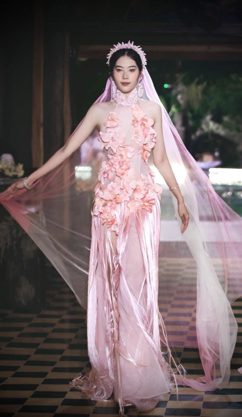 Vóc dáng hiện tại của người đẹp bị nhận xét gầy gò, thiếu sức sống.