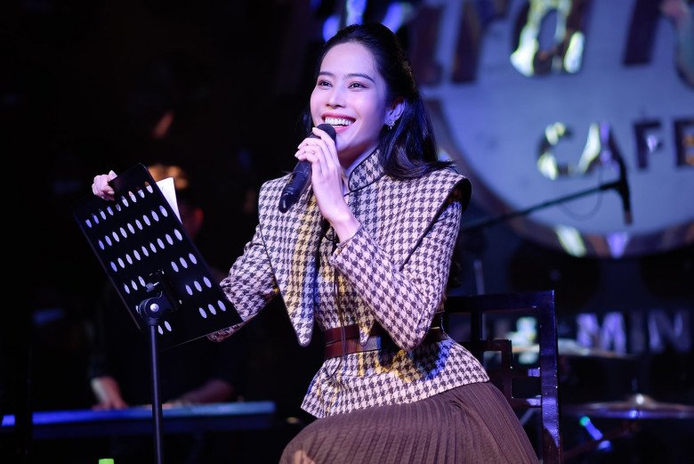 Nam Em nhận được nhiều phản ứng tích cực từ khi lấn sân ca hát.