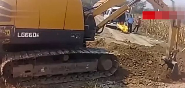 View - Sáng vợ treo cổ tự tử, chiều chồng lập tức chôn cất, gia đình sốc nặng khi mở quan tài