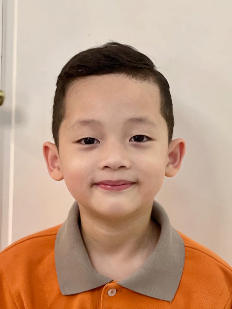 View - Sao Việt 24h: Ly Kute lâu lâu mới khoe cậu con trai cực phẩm, chụp ảnh thẻ càng thấy nét mặt giống hệt bố