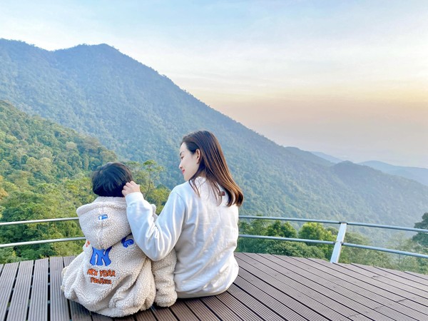 View - Sao Việt 24h: Ly Kute lâu lâu mới khoe cậu con trai cực phẩm, chụp ảnh thẻ càng thấy nét mặt giống hệt bố