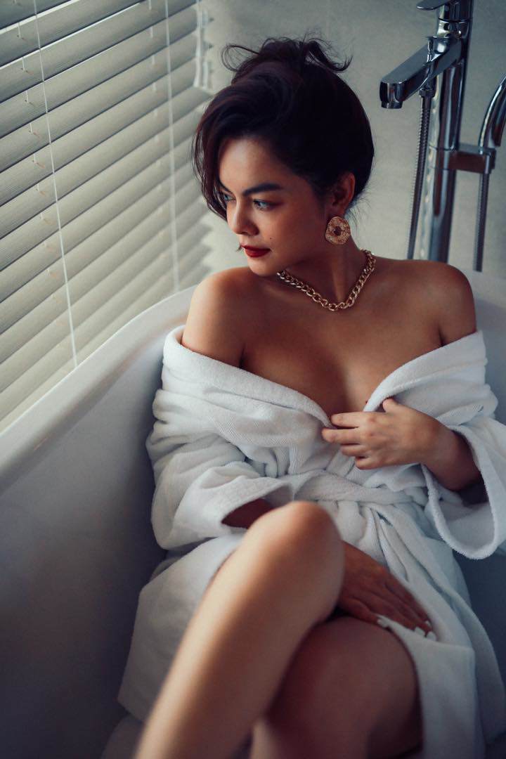 View - Sao Việt 24h: Ly Kute lâu lâu mới khoe cậu con trai cực phẩm, chụp ảnh thẻ càng thấy nét mặt giống hệt bố