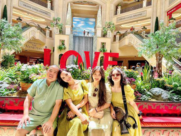 View - Sao Việt 24h: Ly Kute lâu lâu mới khoe cậu con trai cực phẩm, chụp ảnh thẻ càng thấy nét mặt giống hệt bố