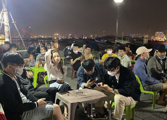 Khu vực chân cầu Rồng - Đà Nẵng có nhiều hộ kinh doanh nước giải khát để phục vụ người dân và du khách