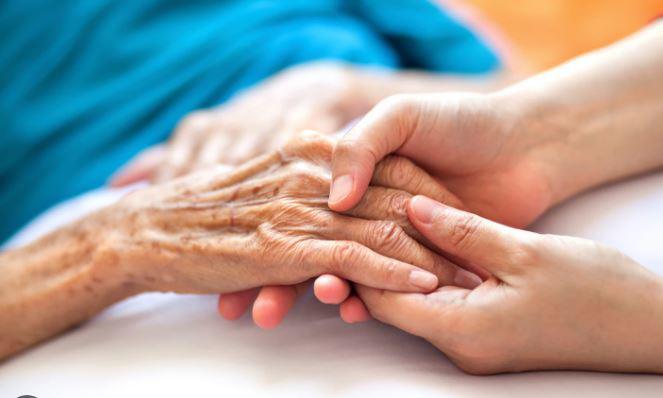 Đa số chúng ta ra đi trên giường bệnh và chứng kiến cảnh tương tự với người thân. (Ảnh minh họa)