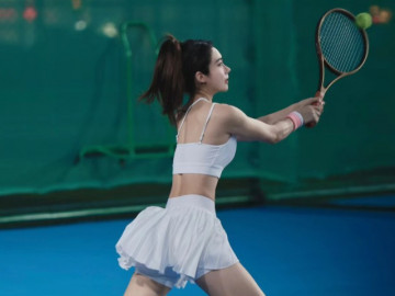 Nhiều chị em đam mê đồ trắng ngắn cũn, loạt pha tốc váy hớ hênh trên sân tennis