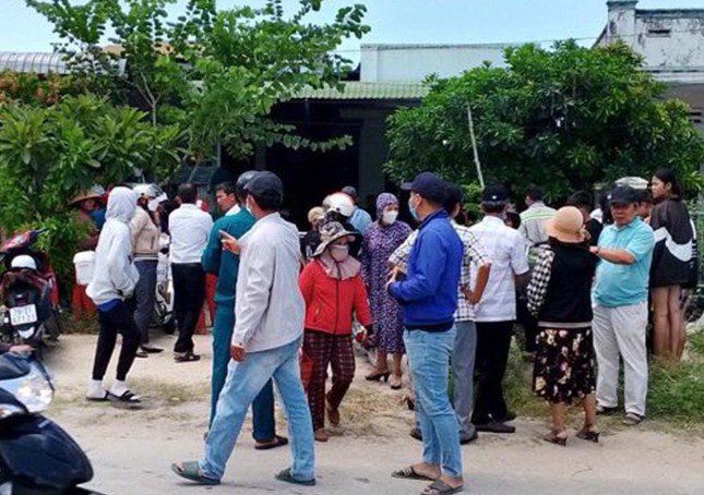 Người dân tập trung theo dõi vụ việc tại nhà ông H.X.H. Ảnh: T.L.