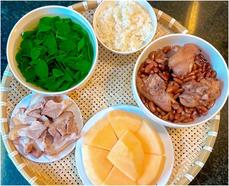 Mâm cơm cữ được chế biến chủ yếu từ thịt lợn và canh rau ngót do bụng dạ của chị Tuyết Chinh yếu nên chưa ăn được đa dạng các thực phẩm khác.
