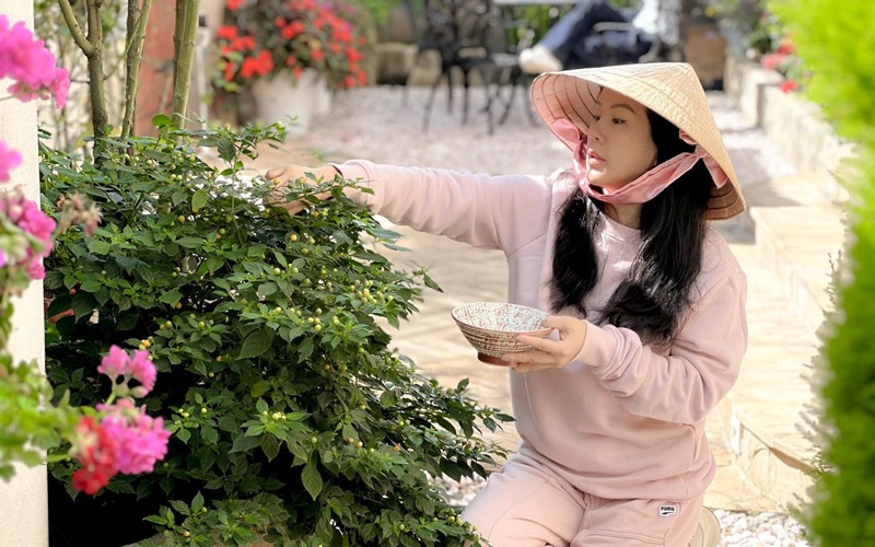 Gần đây, Hoa hậu còn khoe cảnh làm "nông dân" trong biệt thự của mình khi thu hoạch giống ớt đắt tiền.
