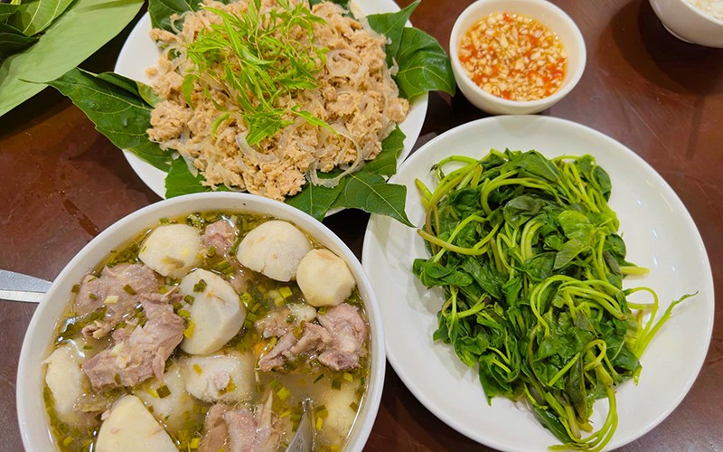 Thỉnh thoảng chán cơm, bà mẹ 1 con lại chuyển sang nấu các món như bún, phở, bít tết, mì Ý, bánh mình pate và bò sốt vang…
