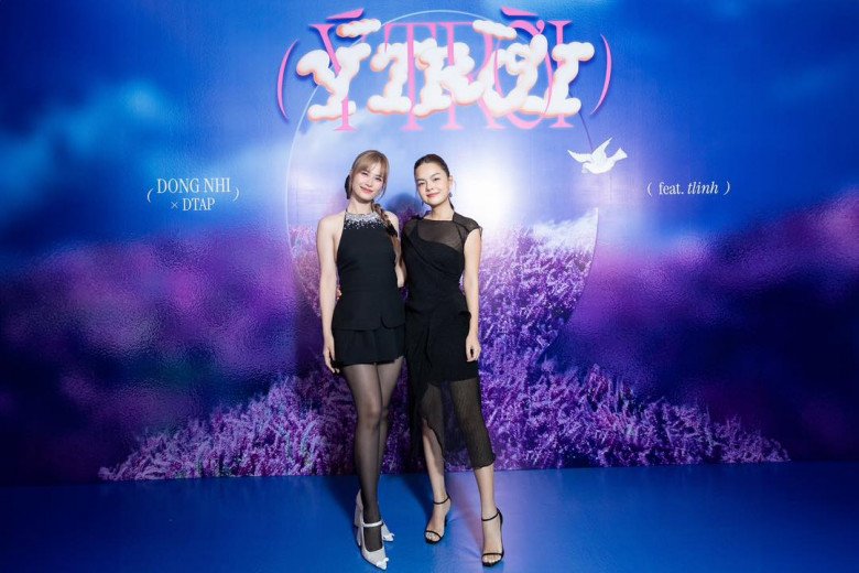 Phạm Quỳnh Anh diện đầm cùng tông màu đến ủng hộ người chị em thân thiết.