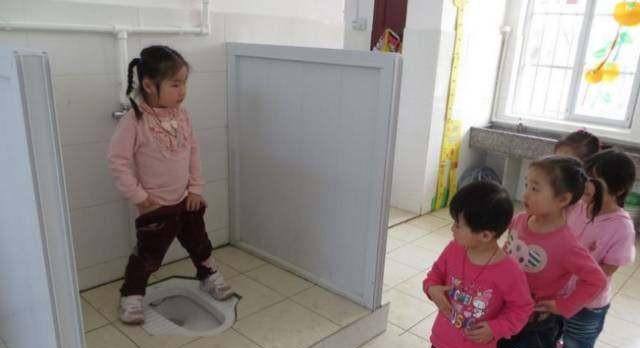 Con gái 3 tuổi đi nhà trẻ về muốn tiểu tiện nhưng không dám, mẹ oà khóc khi thay đồ cho bé - 2
