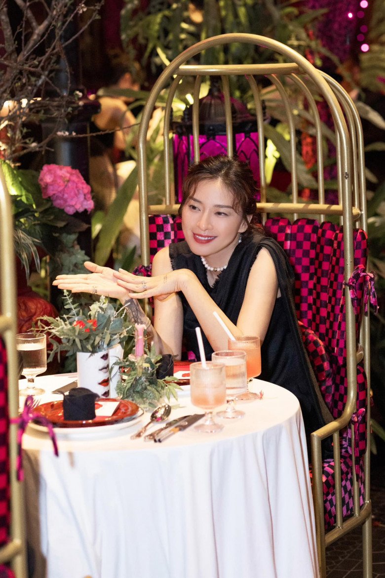 View - Được chồng trẻ cho ăn thực phẩm vàng, Ngô Thanh Vân U50 phấn son hời hợt đến ghen tị