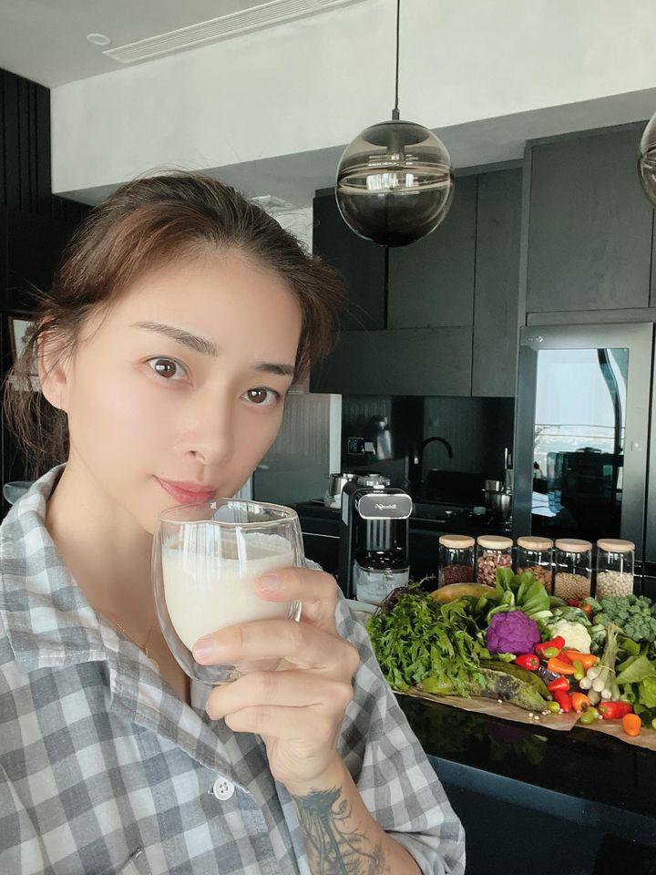 View - Được chồng trẻ cho ăn thực phẩm vàng, Ngô Thanh Vân U50 phấn son hời hợt đến ghen tị