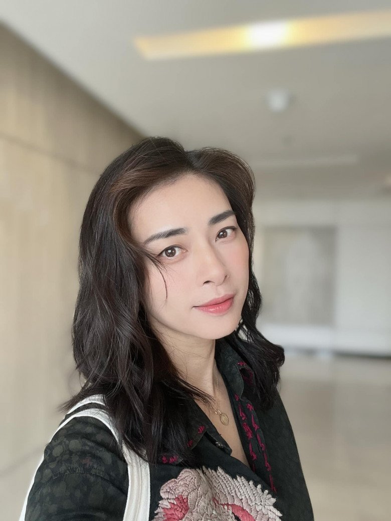 View - Được chồng trẻ cho ăn thực phẩm vàng, Ngô Thanh Vân U50 phấn son hời hợt đến ghen tị