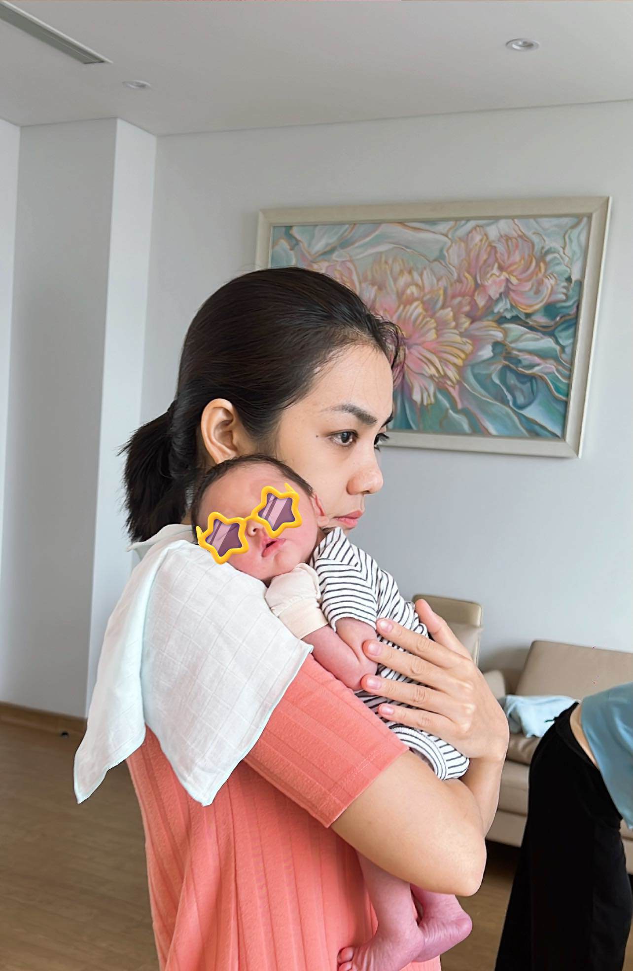 Em dâu nữ diễn viên bế cháu trai, diện mạo nhóc tì khiến dân tình xuýt xoa vì trông bụ bẫm.