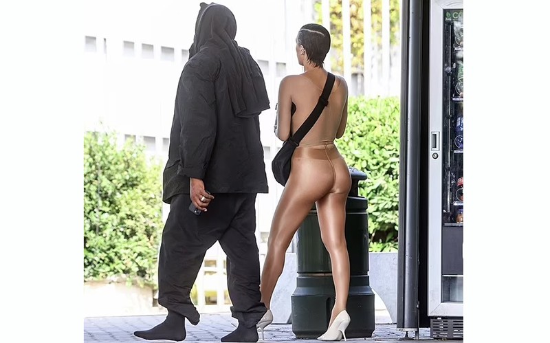 Ấy vậy mà mới đây, cô kiến trúc sư 28 tuổi là vợ của nam rapper Kanye West vừa khiến bao người 'đỏ mặt' khi diện cả set đồ màu nude xuống phố. 


