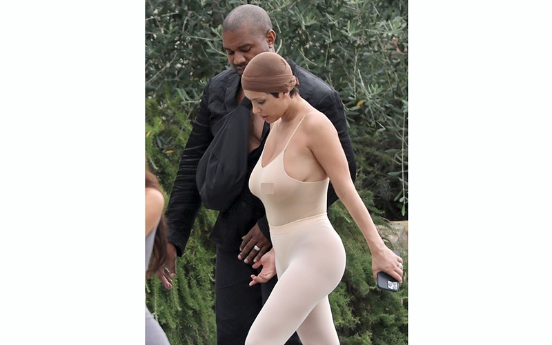 Trước đó, vợ Kanye West cũng gây không ít tranh cãi khi diện bộ trang phục màu da và thậm chí là còn táo bạo hơn xuống phố cùng chồng.
