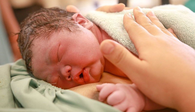 Vernix giúp bảo vệ làn da của bé, giữ ấm, ngăn ngừa nhiễm khuẩn. Vì vậy, các bác sĩ không khuyến khích rửa sạch lớp sáp này ngay sau khi bé chào đời.
