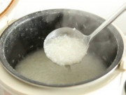 Làm mẹ - Mỗi lần nấu cháo cho cháu mẹ chồng luôn âm thầm cho một thứ, con dâu biết chuyện òa khóc ân hận