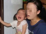 Làm mẹ - Con gái 3 tuổi đi nhà trẻ về muốn tiểu tiện nhưng không dám, mẹ oà khóc khi thay đồ cho bé